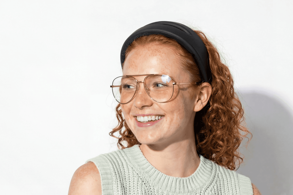Woman wearing the Samphire Headband heading out with a tote bag